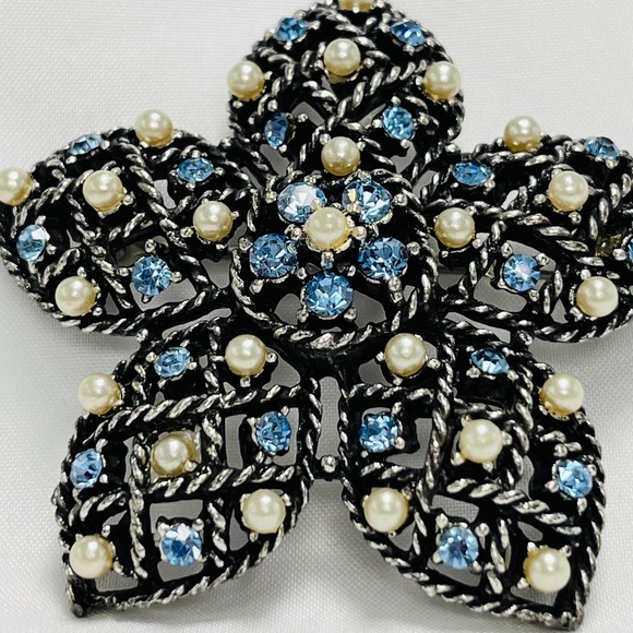 VINTAGE CORO twisted metal flower, blue rhinestone, and pearl brooch. - Picture 6 of 6